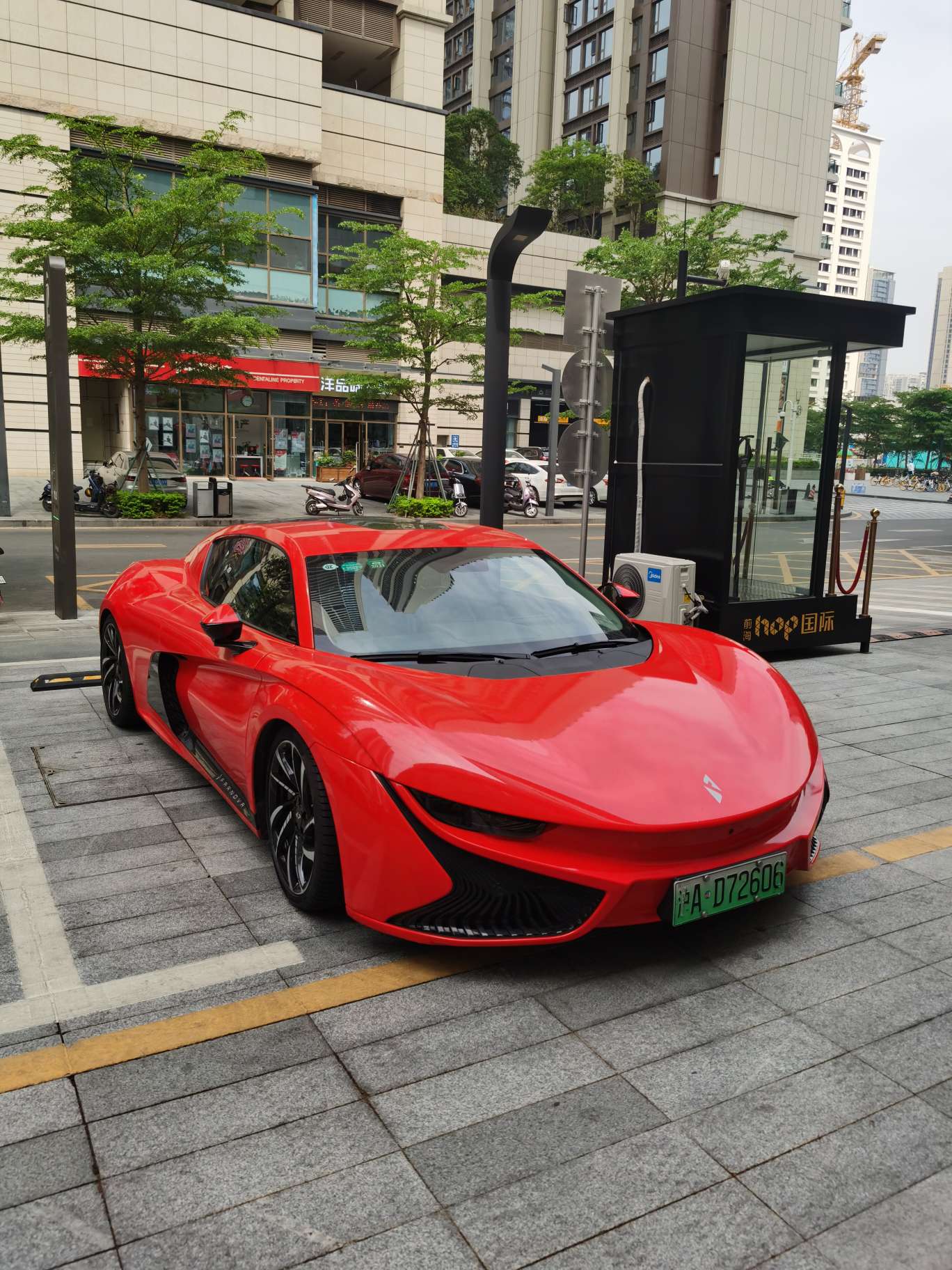 这是法诺汽车吗?停在前海宝安中心这附近!