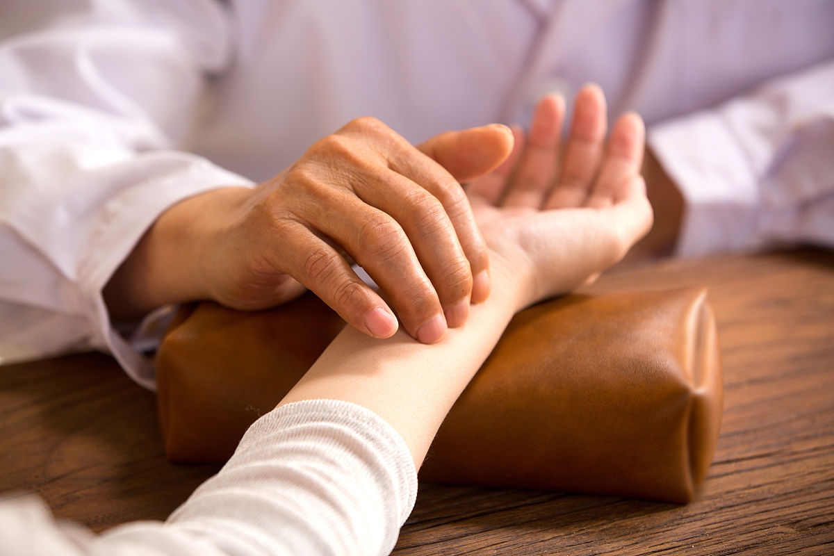 把脉又称为切脉,是中医师用手按病人的动脉,根据脉象,以了解疾病内在