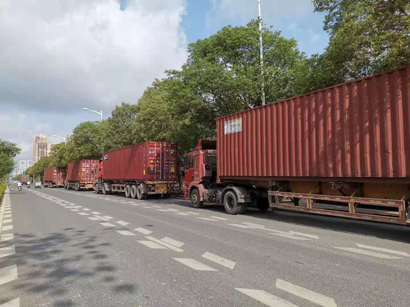 供货繁忙路过通宇好多辆大货车出货