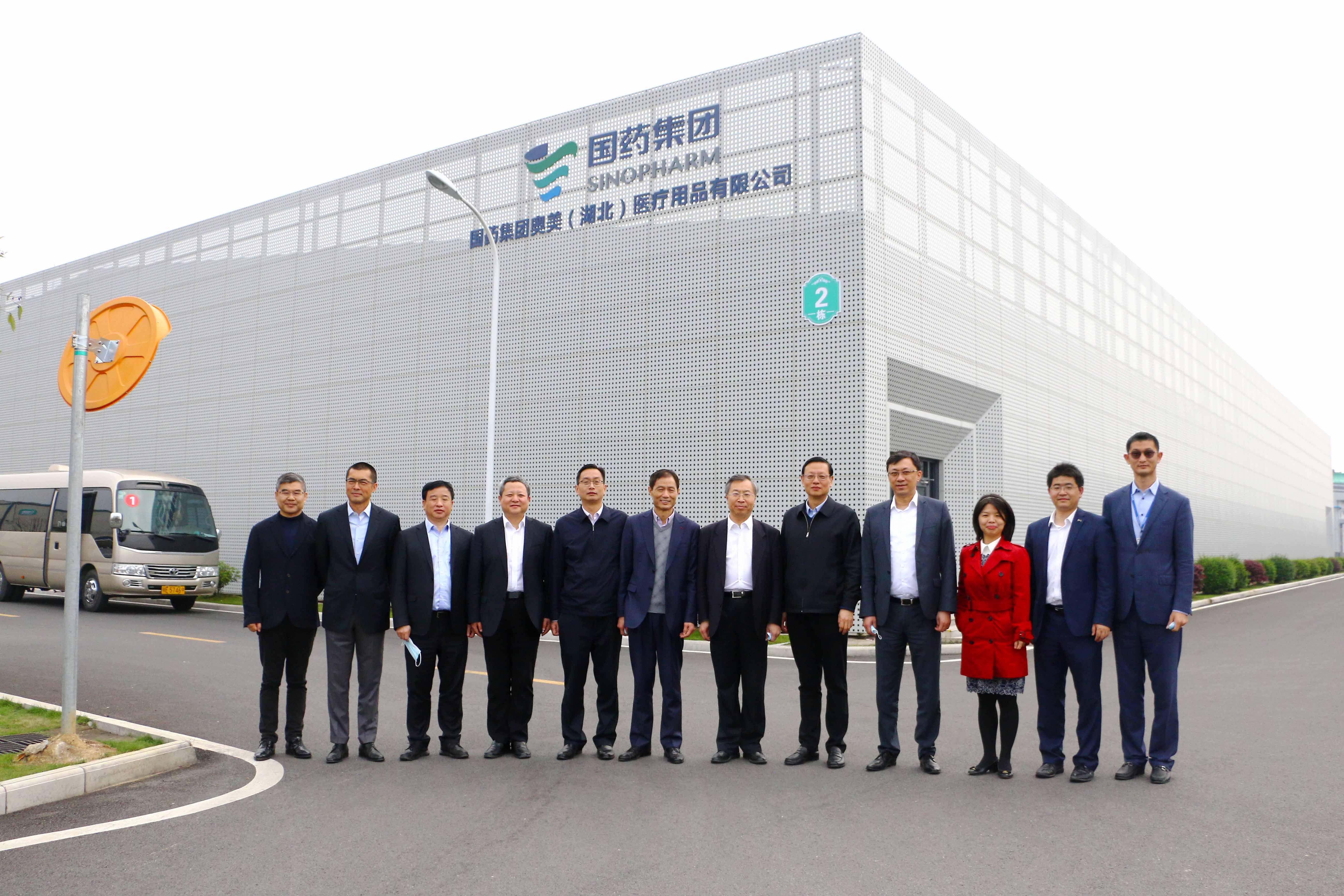 在奥美医疗总部展厅里,公司董事长崔金海向刘董事长介绍了奥美医疗的