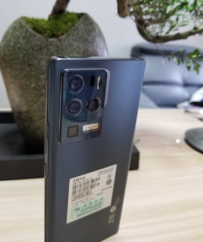 哈哈中兴天机axon30ultra真的可以立的住的旗舰机