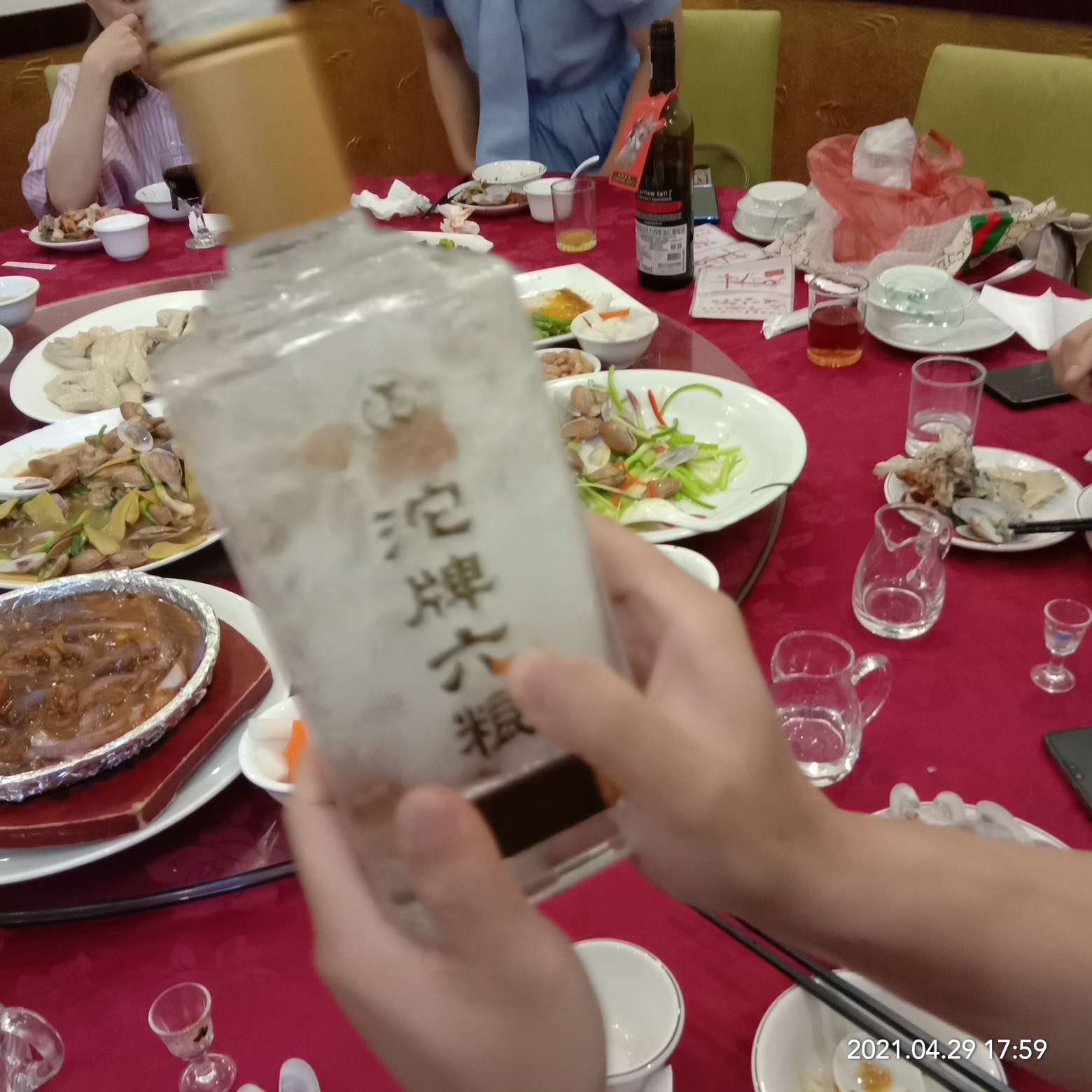 今天又买沱牌六粮请同事喝酒,都说好喝又良心价!