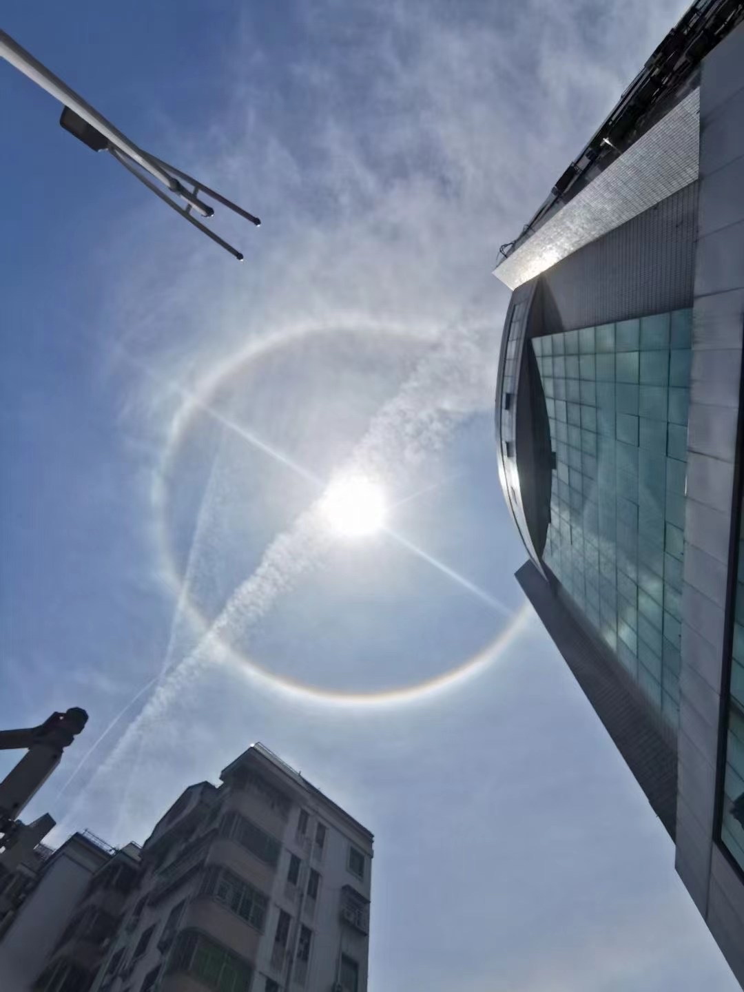 今天的太阳好大,有彩虹