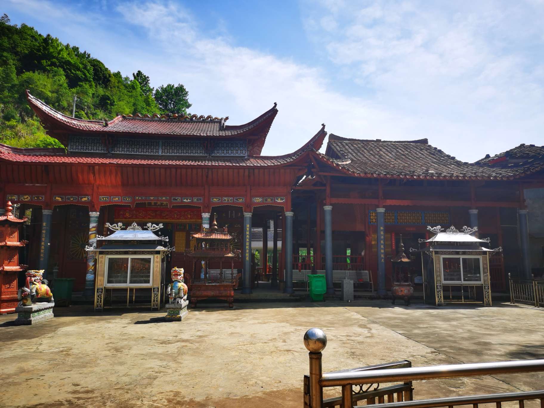 今天到庙里许愿,希望一切都好,也祝愿众泰股东们心想事成.