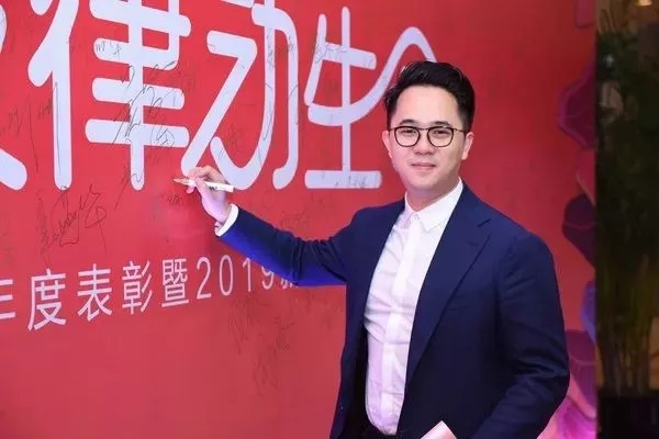 不怕虎一样的对手,就怕猪一样的队友.