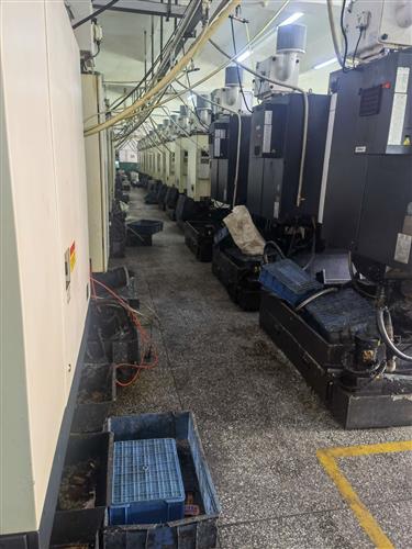 这就是格林的车间这就是所谓的精密看了一下就是普通的机器做手机壳和