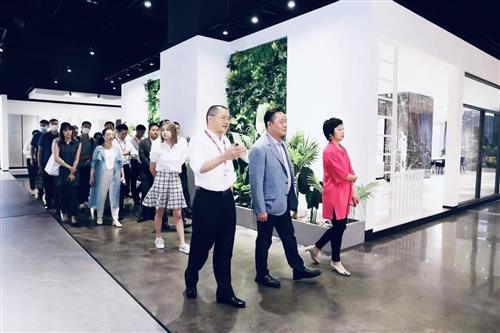 国美创始人黄光裕及夫人杜娟参观格兰仕梁昭贤接待推动双方合作升级5