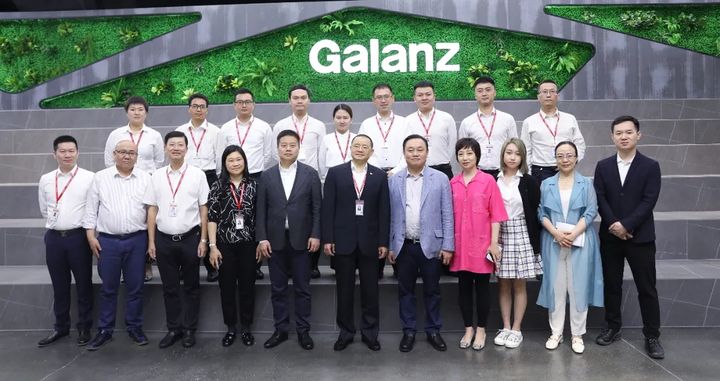 5月9日,国美创始人黄光裕一行莅临格兰仕顺德总部参观交流,梁昭贤董事