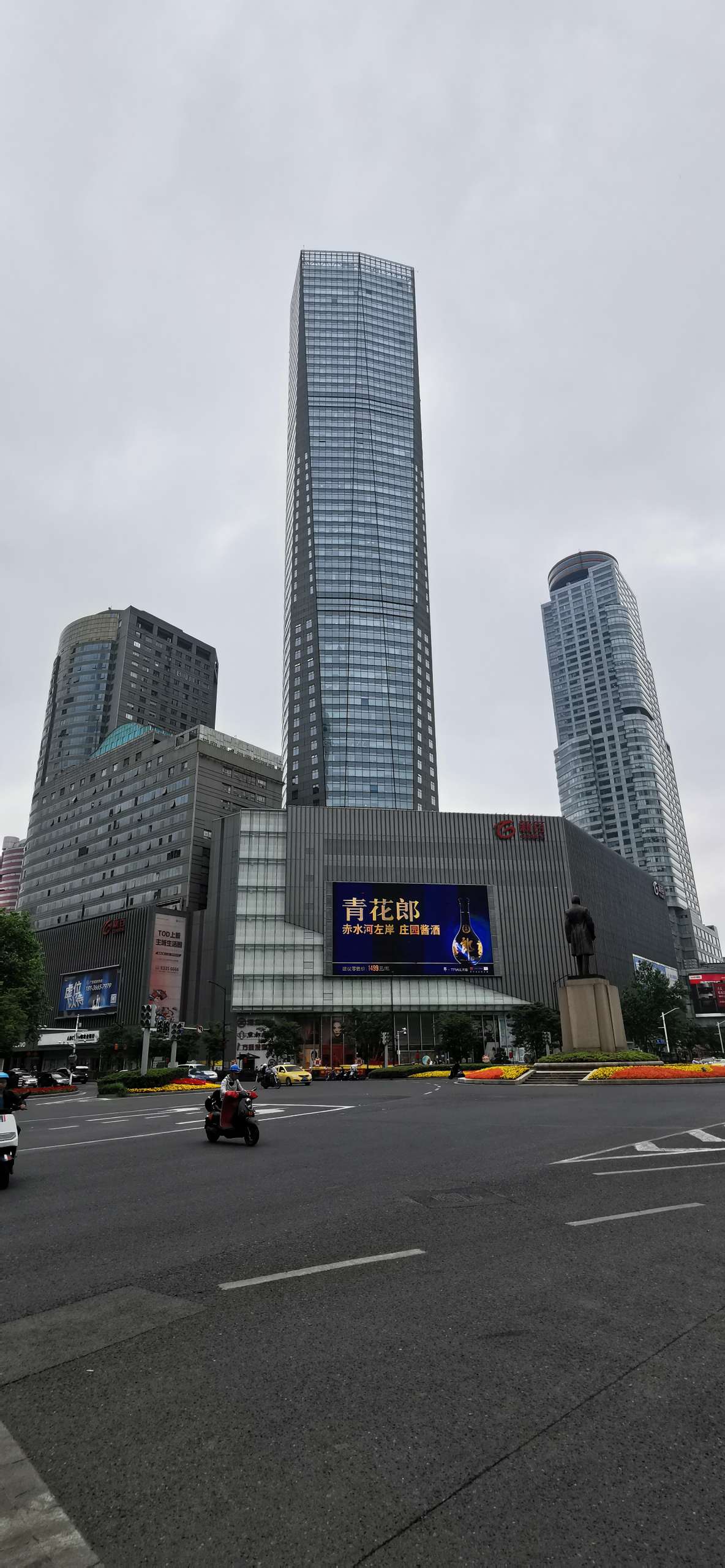 南京新百中心店五一销售增长25客流增长11