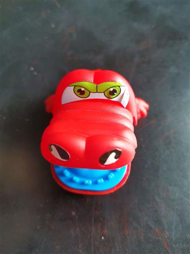 儿子给了我一个红色鳄鱼玩具这回可以大杀四方了哈哈哈资本巨鳄520我