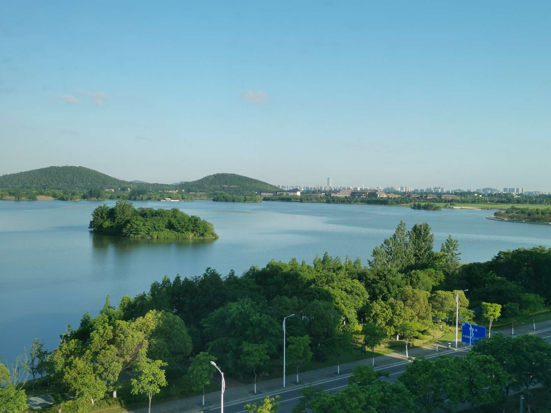 今天天气真好,窗外风景很美,喜鹊喳喳叫