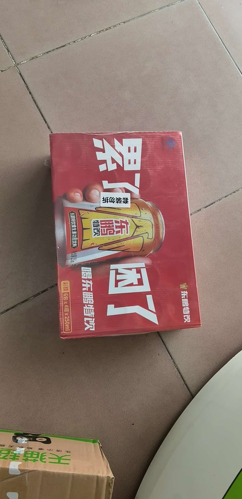 買了幾箱東鵬特飲,放店裡給顧客當禮品,自己一天喝3瓶