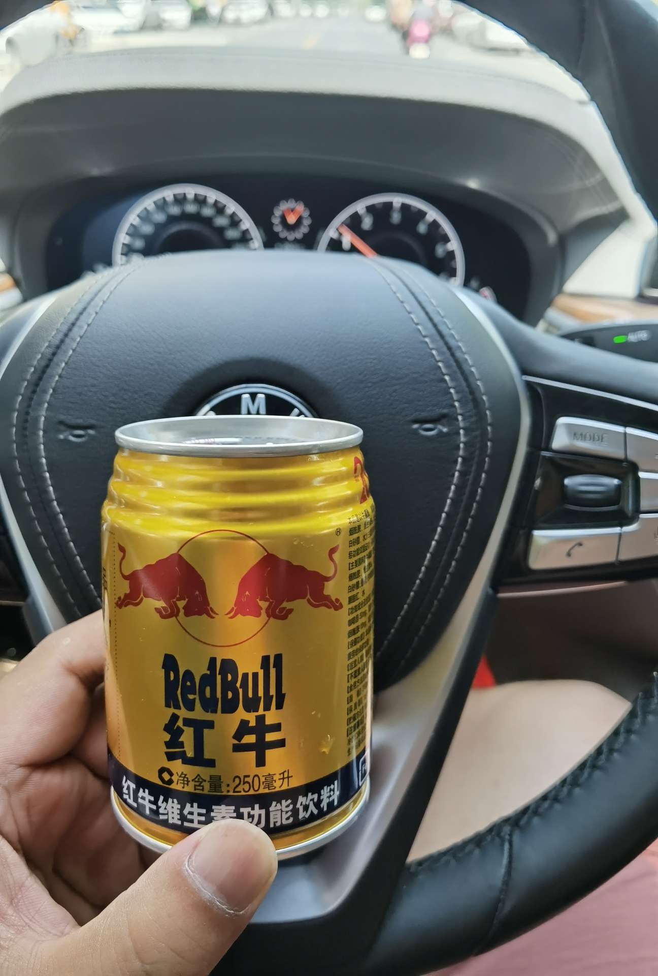 我认识的年轻人里没人喝东鹏特饮,他们喝最多的是魔爪,红牛,或者战马