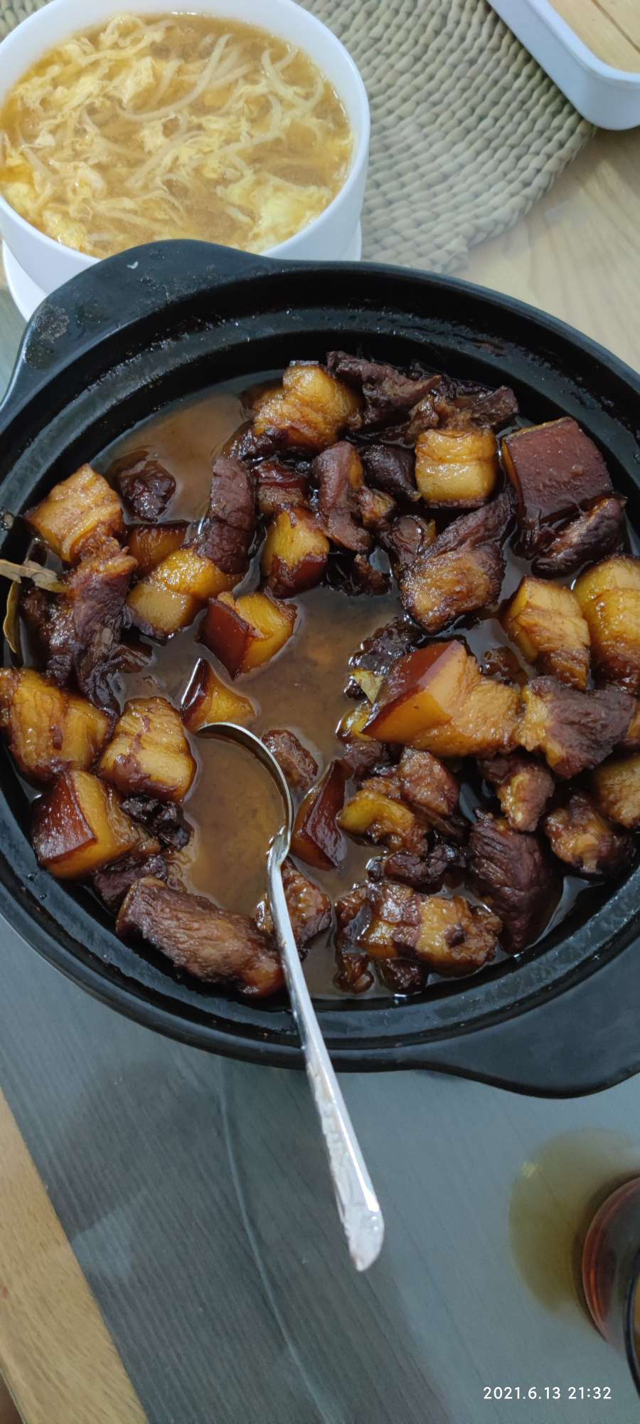 今天老婆搞了一大碗红烧肉,我问什么时候买的,我怎么不知道!