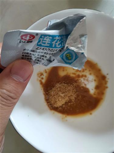 请问这个连花清瘟颗粒上面有絮状物是正常的吗