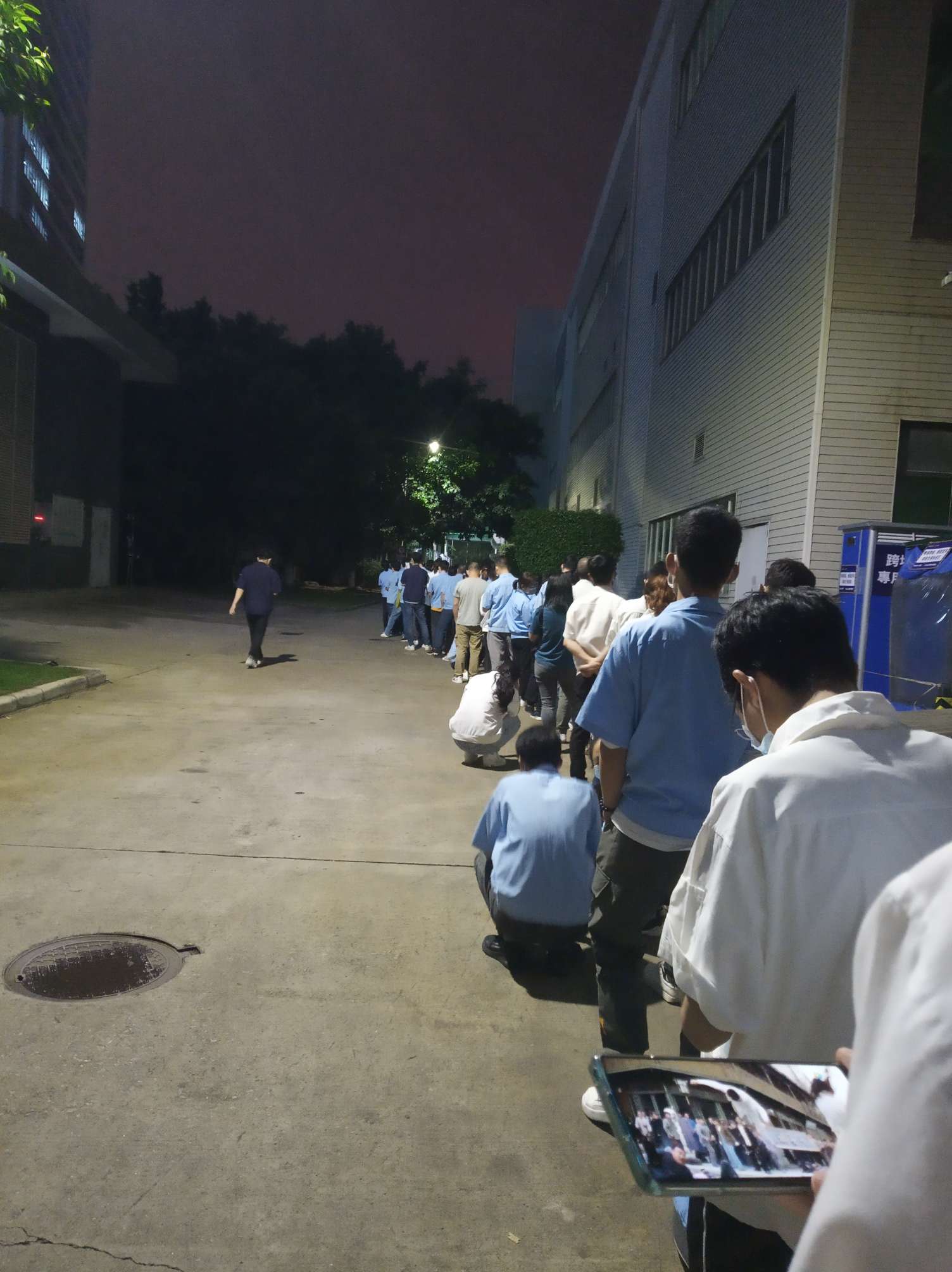 公司深夜紧急排队做核酸,这个月已经第三次了,公司五千号人,晚上全部