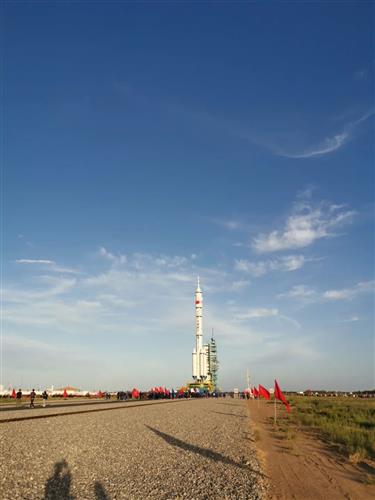 神舟12即将发射火箭中天顶起来