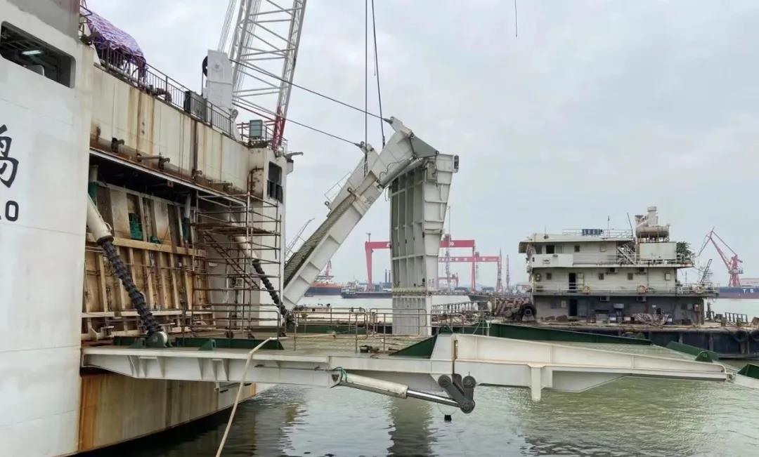 1370客位/2800米车道豪华客滚船主动补偿式艉斜跳板完成了系泊试验,该