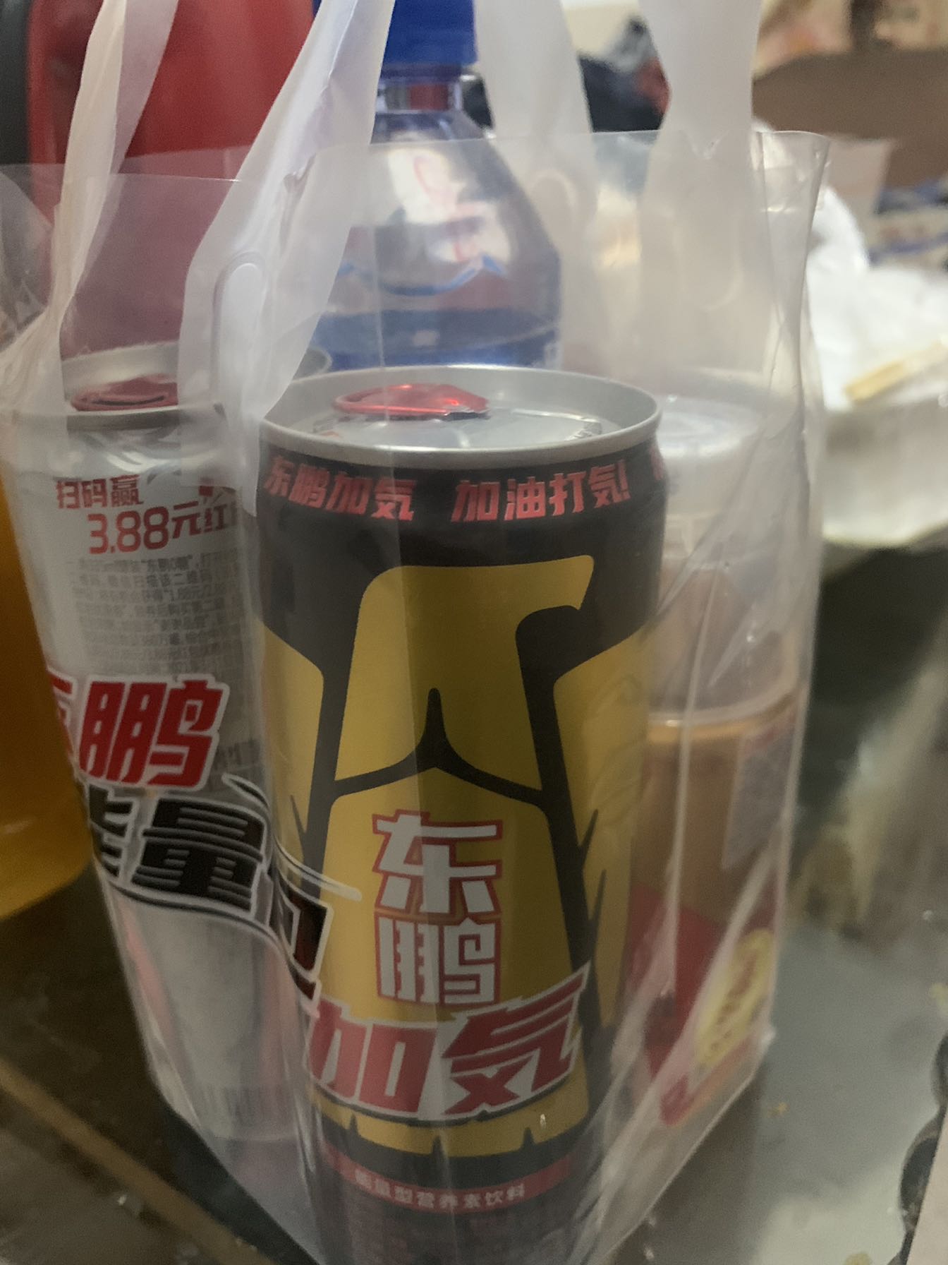 东鹏能量包这是堆量吗,2个罐装1个传统装1支矿泉水卖10块划算喔