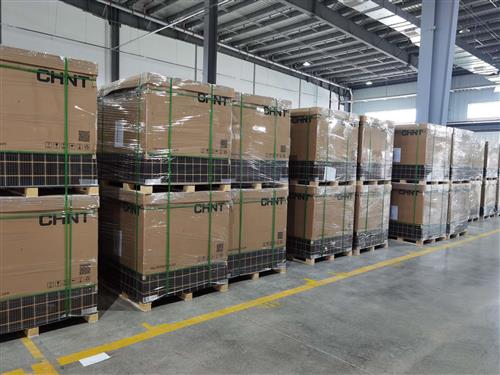 正泰光伏板仓库等待发货业务繁忙