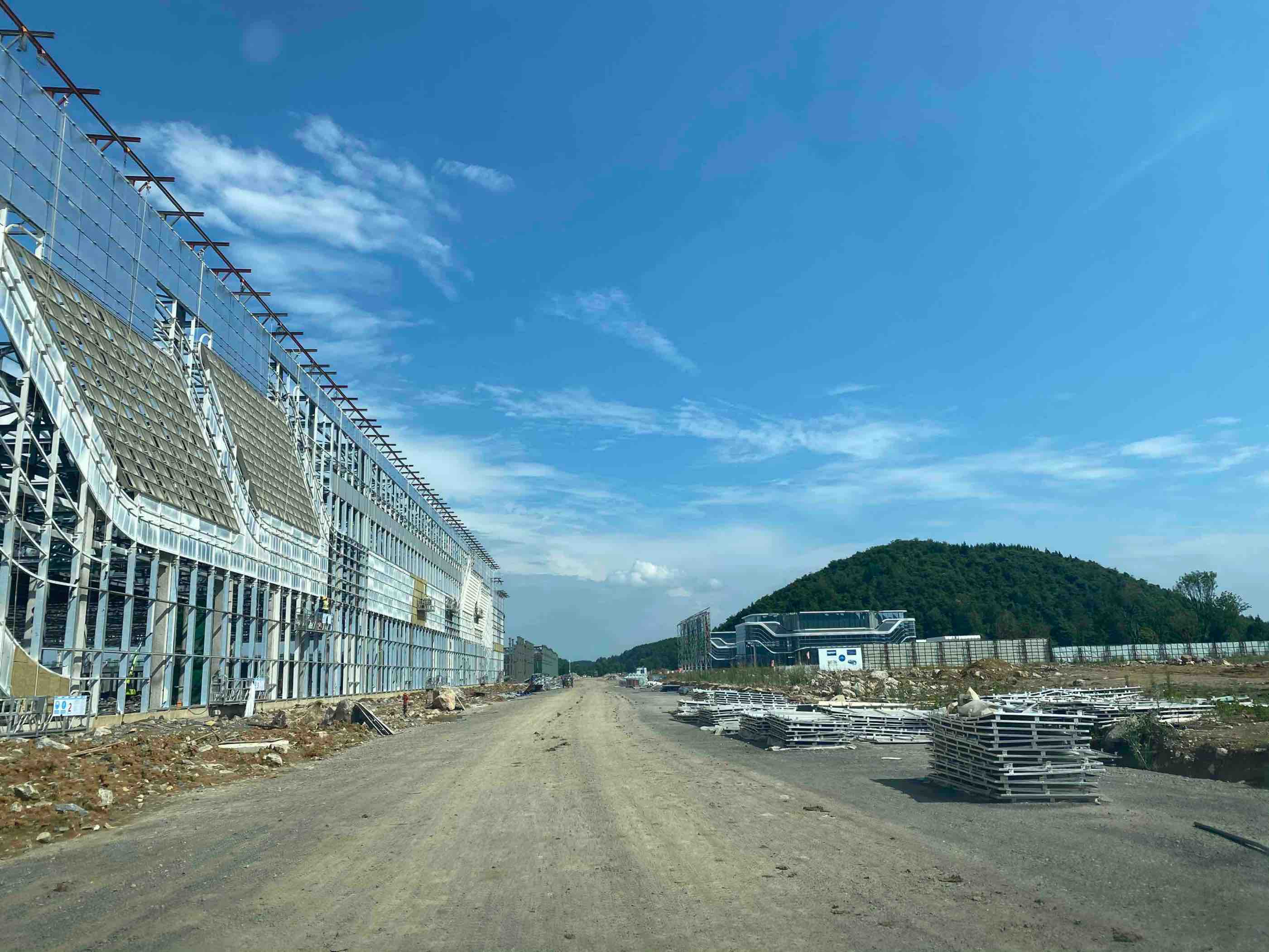 贵州汽车工地基建正在有序进行,并非假造车