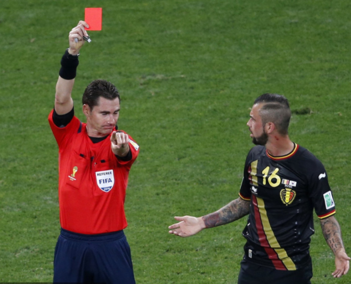 球员场上怼裁判,直接被红牌罚下场是公知,高管们不懂?