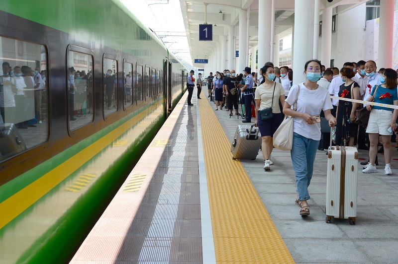 可载乘客约720人,设有一等座,二等座两种车厢,中途经停酉阳,黔江,彭水