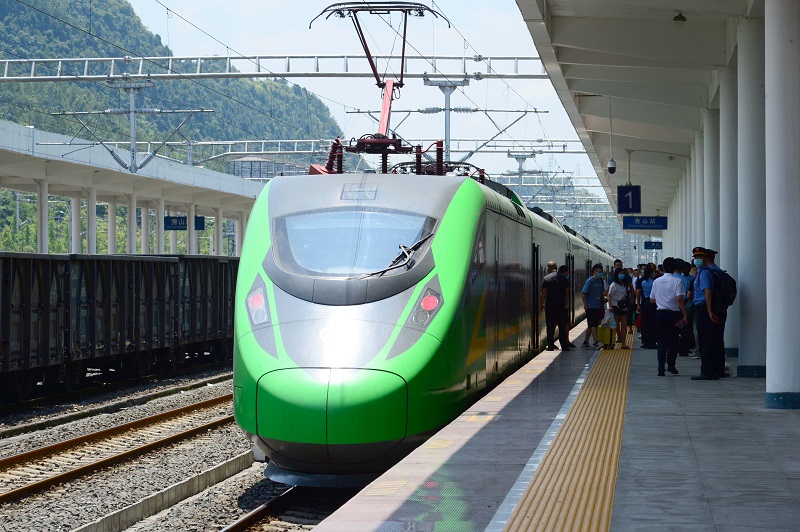 渝怀铁路开通动车组今日从秀山首发原标题:渝怀铁路开通动车组今日从
