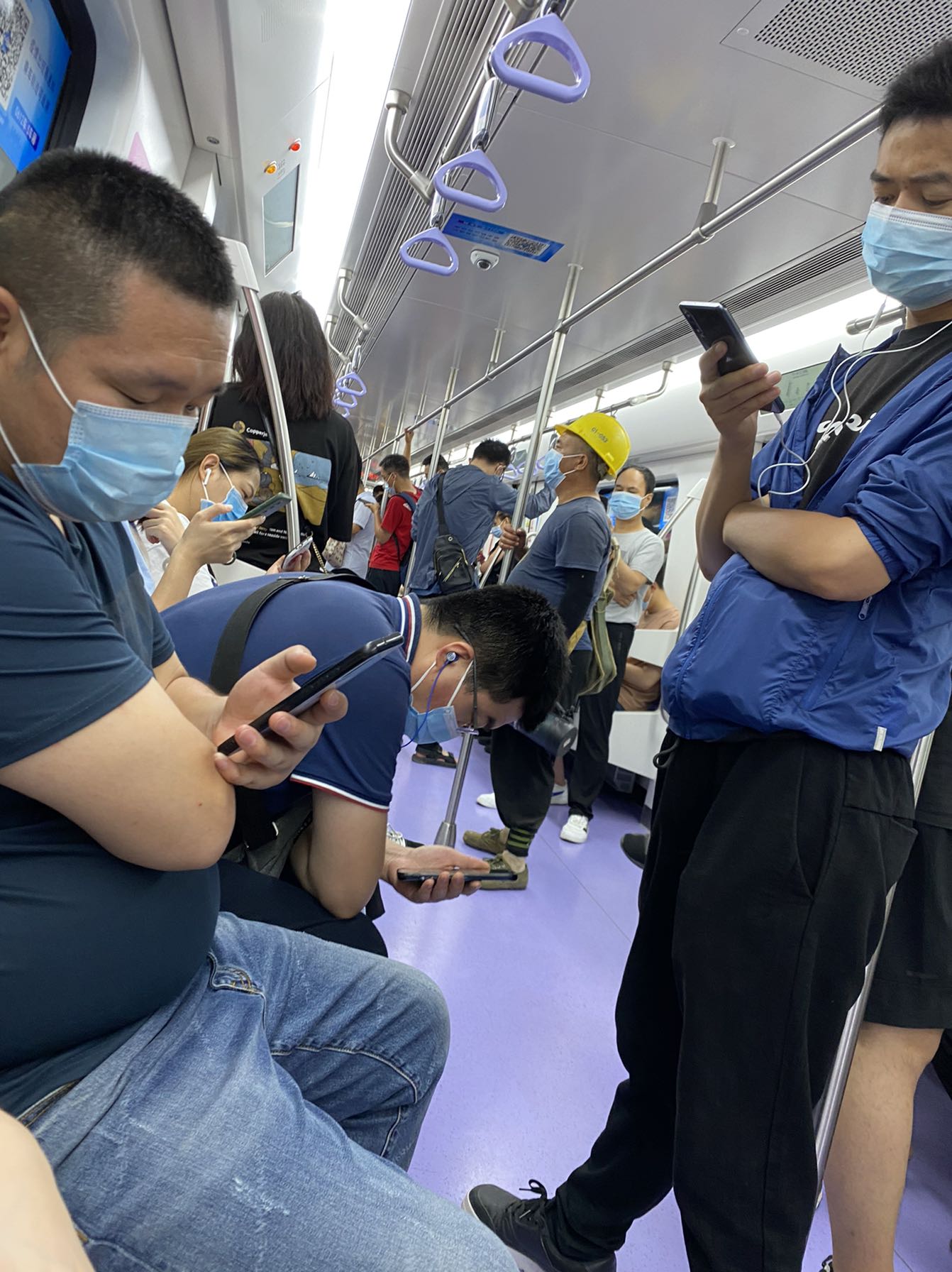 清晨赶往国际医学的地铁上