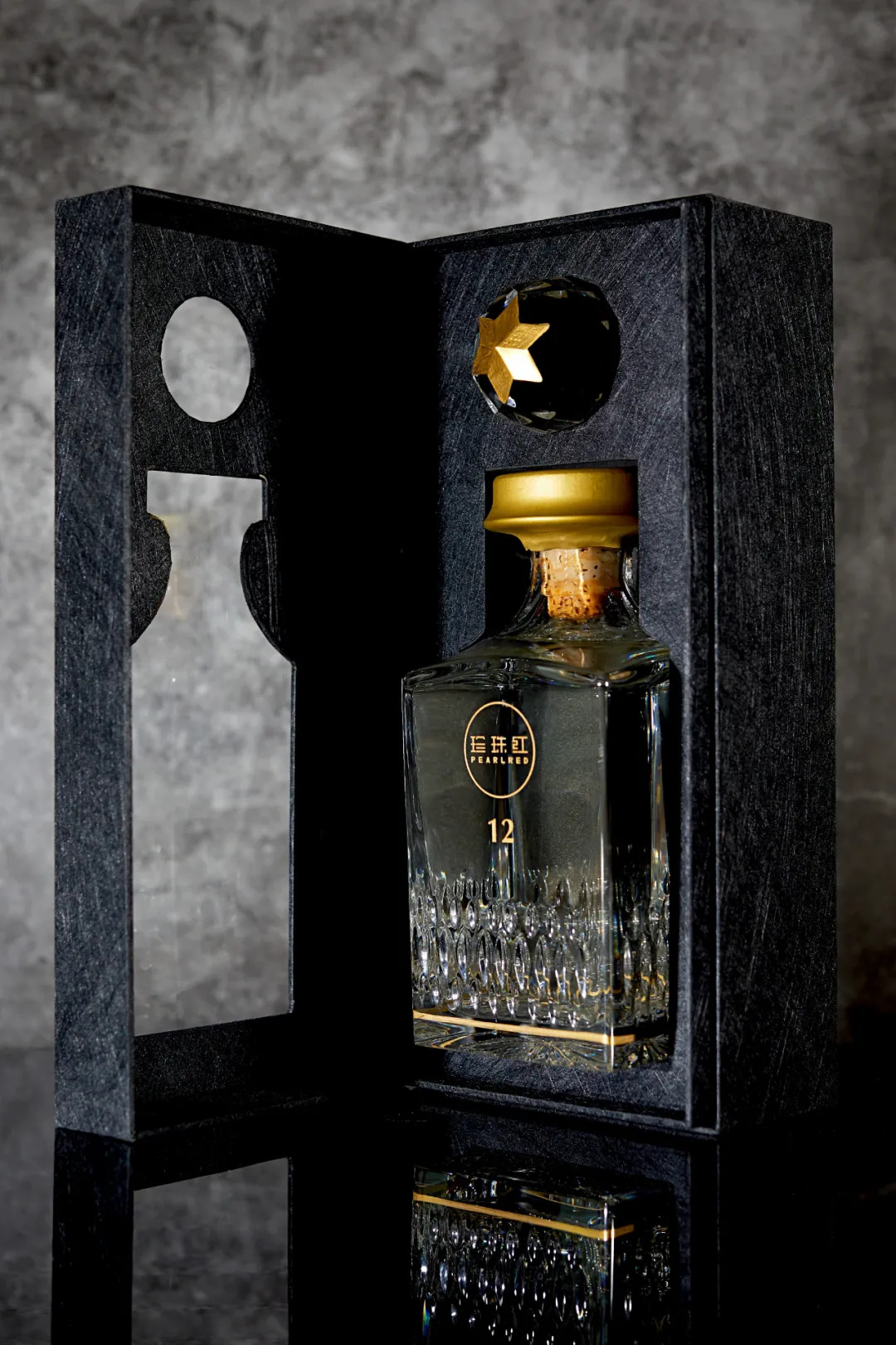 明珠要逆天携手皇室御用水晶品牌打造超高端白酒