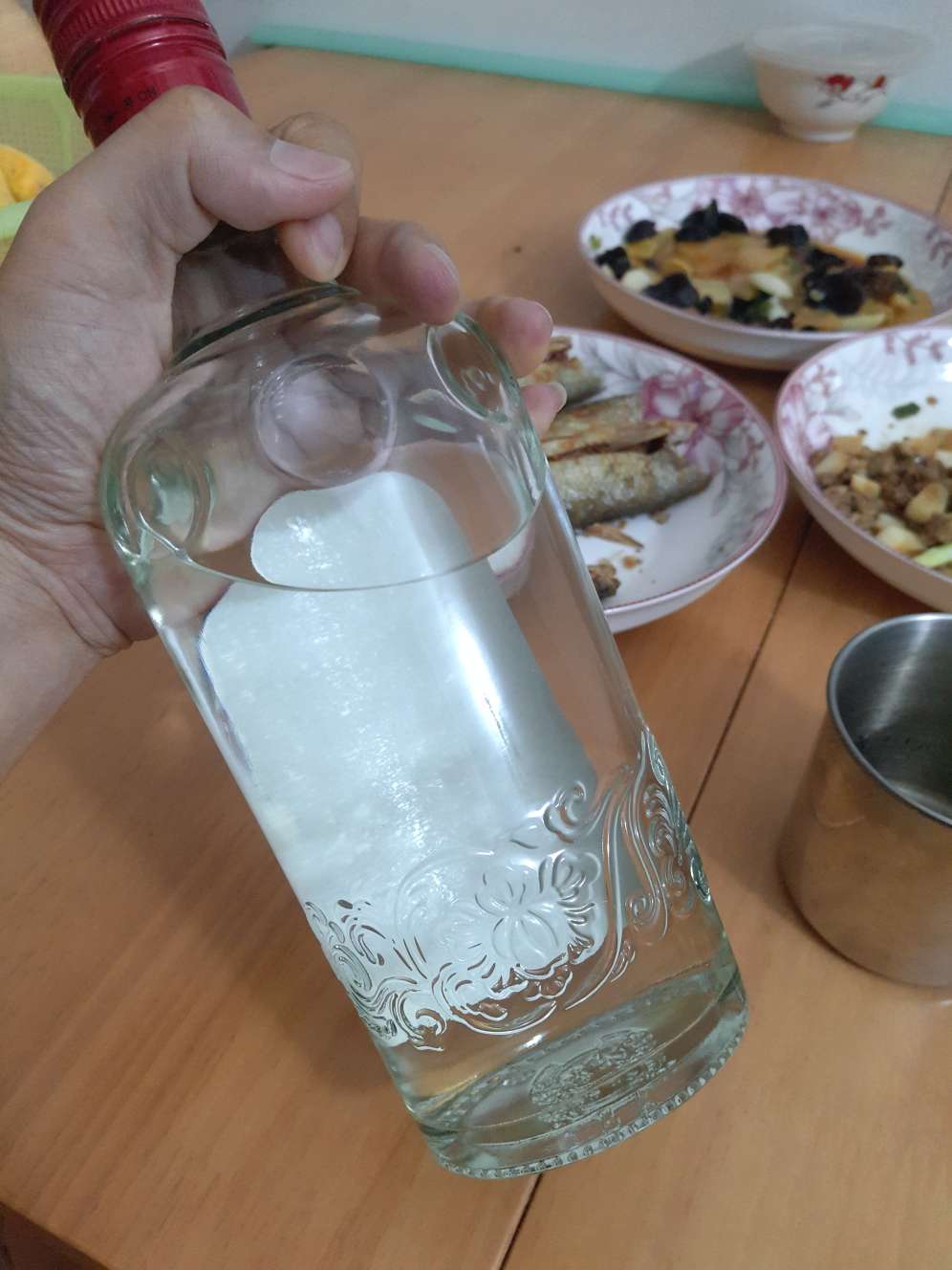 在十年前我也不爱喝白酒现在也喜欢小酌一杯年轻人不喝,只是不到年纪