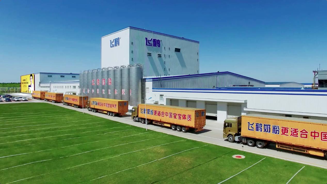 通过全封闭的低温运输,运送至中国飞鹤全自动生产工厂,全程不超过两个
