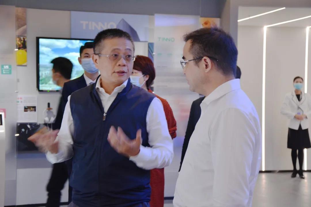 南山区委常委常务副区长李小宁一行到天珑移动调研