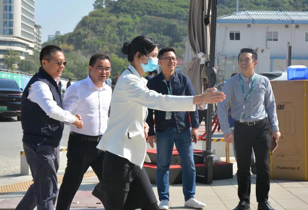 南山区委常委常务副区长李小宁一行到天珑移动调研