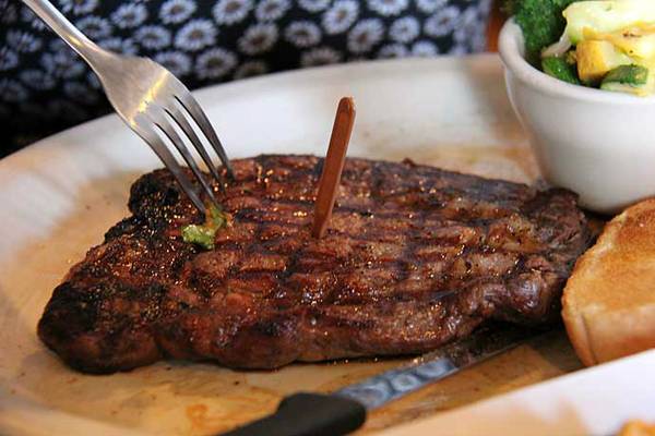 刚吃完得克萨斯牛扒回来广西南宁人和大家详细介绍凤凰光学整个重组