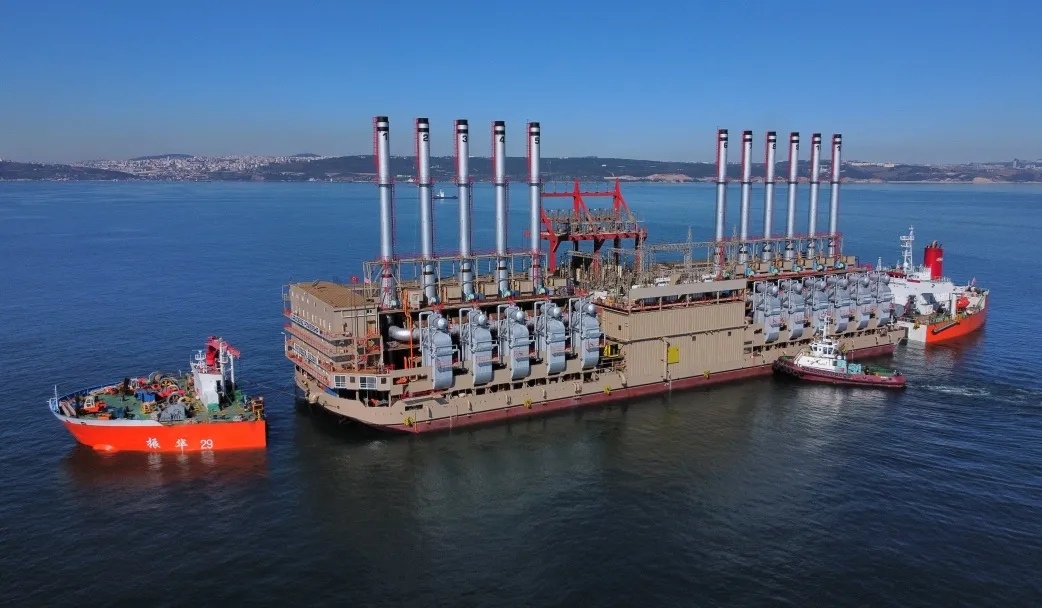 振华29轮成功浮装大型发电工程船
