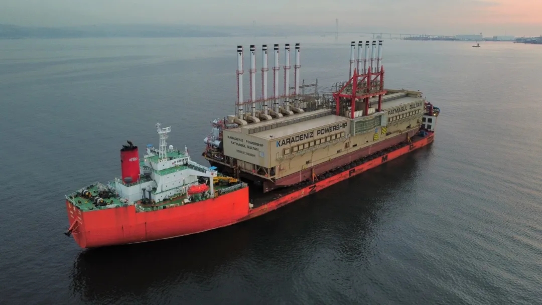 振华29轮成功浮装大型发电工程船