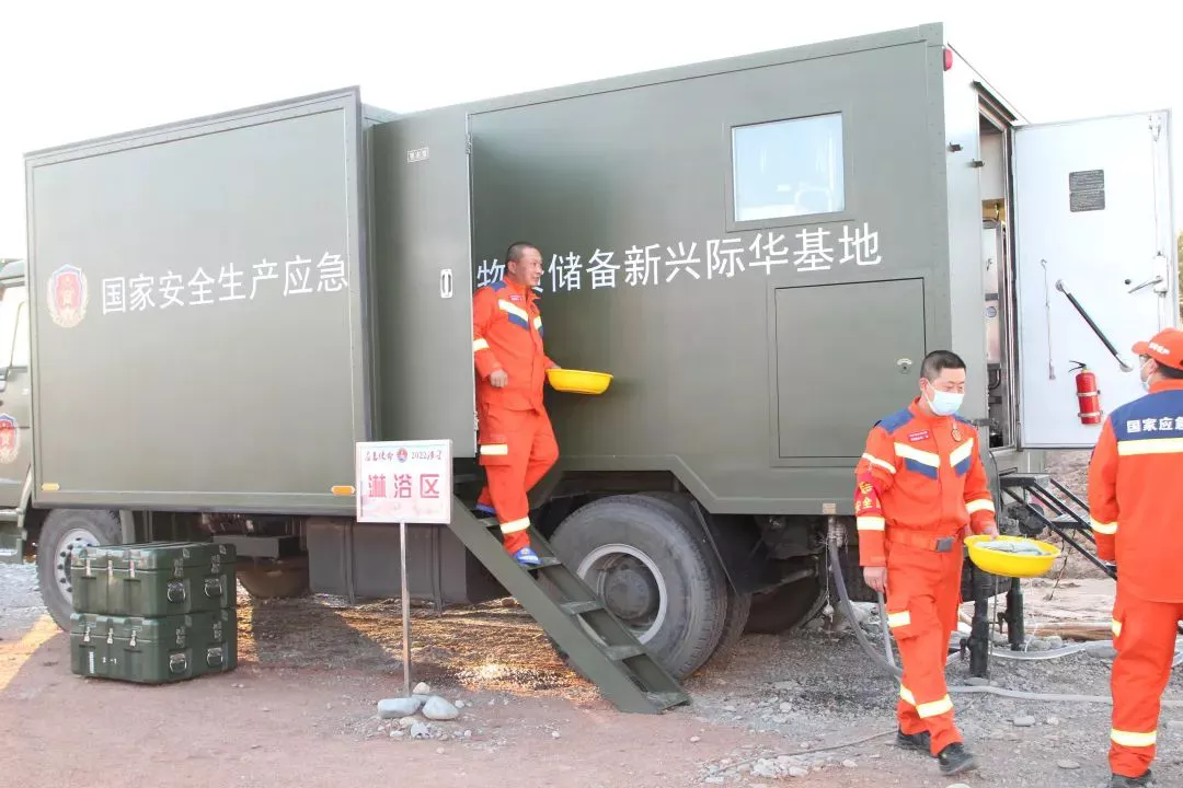 这辆军绿色淋浴车的专业名是防化洗消车由新兴际华3523公司研制生产