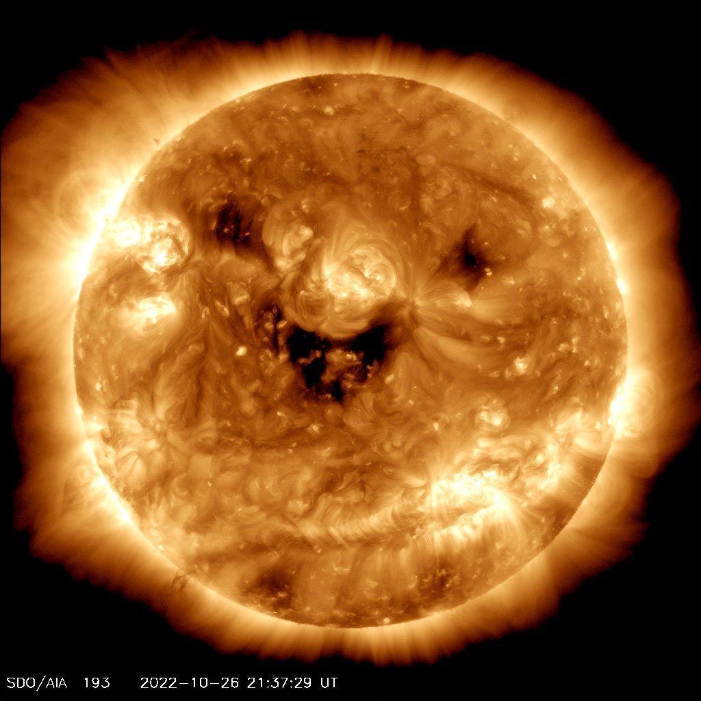 10月26日,美国某天文台拍摄到太阳的笑脸