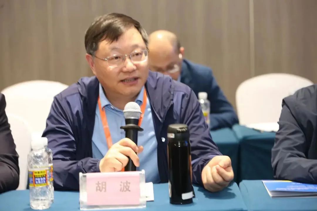 在26日举行的企业家圆桌论坛上,张光耀和胡波与同行企业家们碰撞