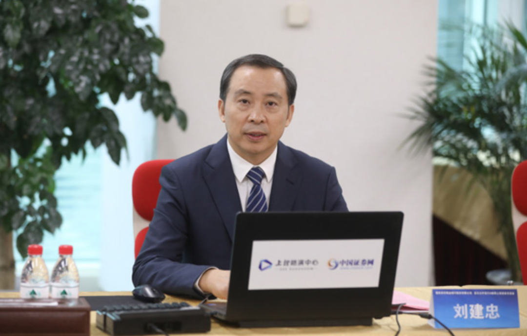 在2022年4月,因为前任董事长刘建忠的离任,谢文辉开始同时还担任了渝