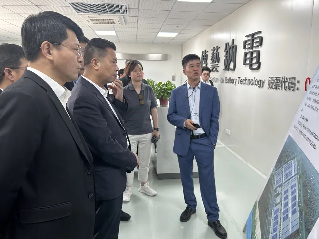 高邮市市长田醒民带领"上市公司高邮行"团队参观传艺钠电工厂