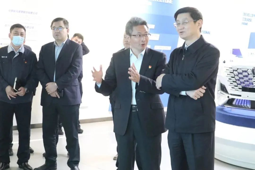 吴燕生一行来到公司展厅观看航天模塑公司宣传片,徐辉从航天模塑简介