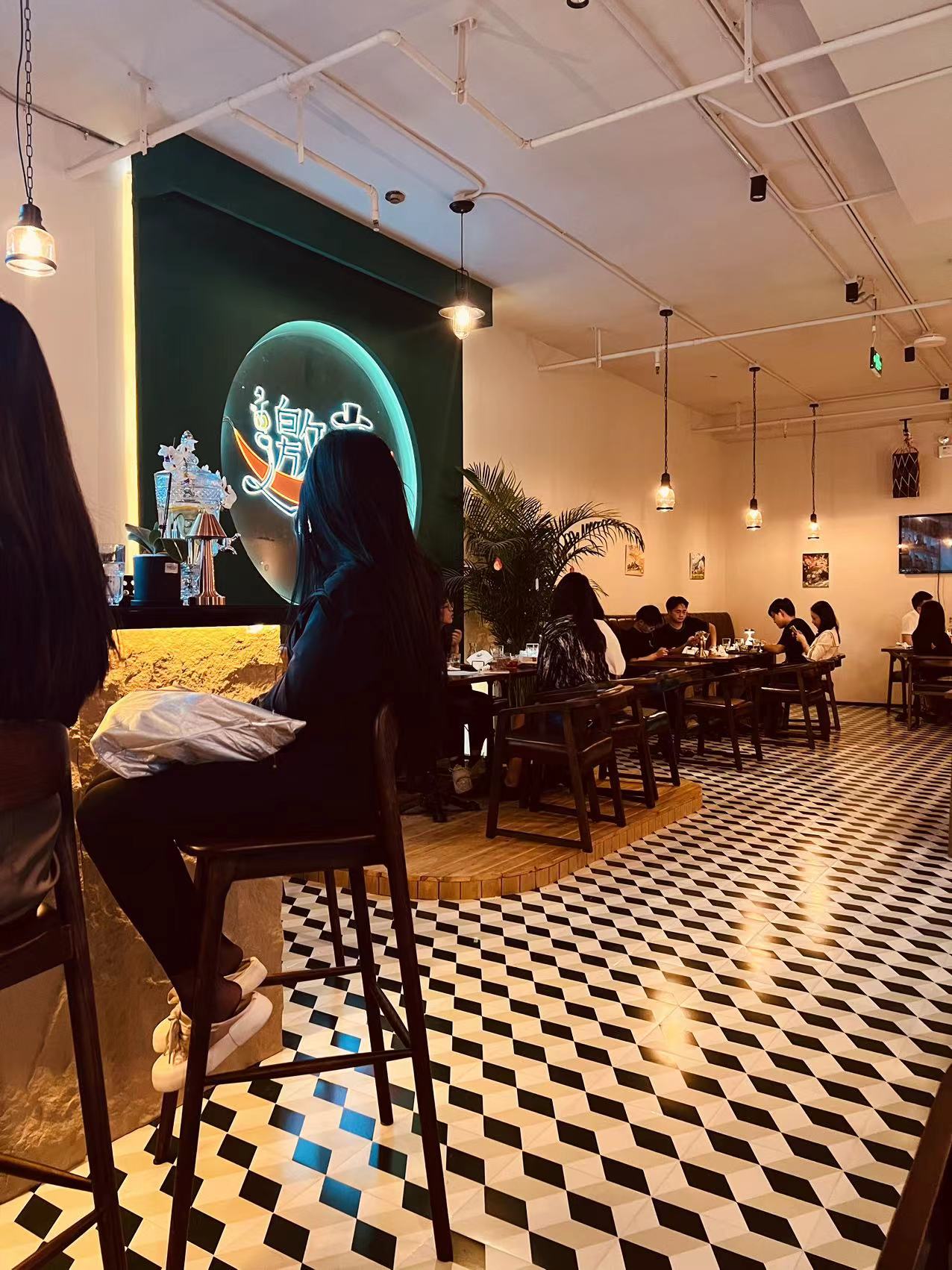 做一个有趣的人在北京开一家有趣的茶酒咖写在邀月moonlounge正