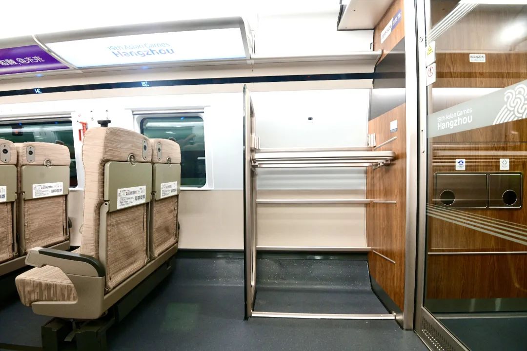 特别值得一提的是,走进亚运会智能动车组的无障碍车厢,设置的900mm宽