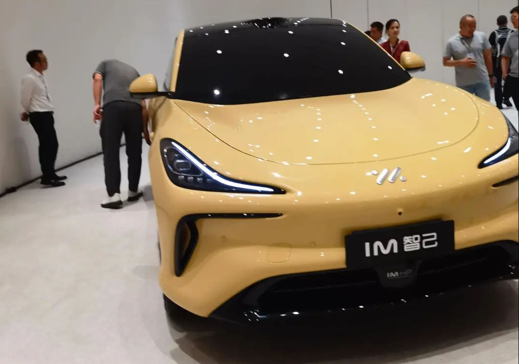 结合实拍图和申报图来看,智己ls6的外观延续了家族