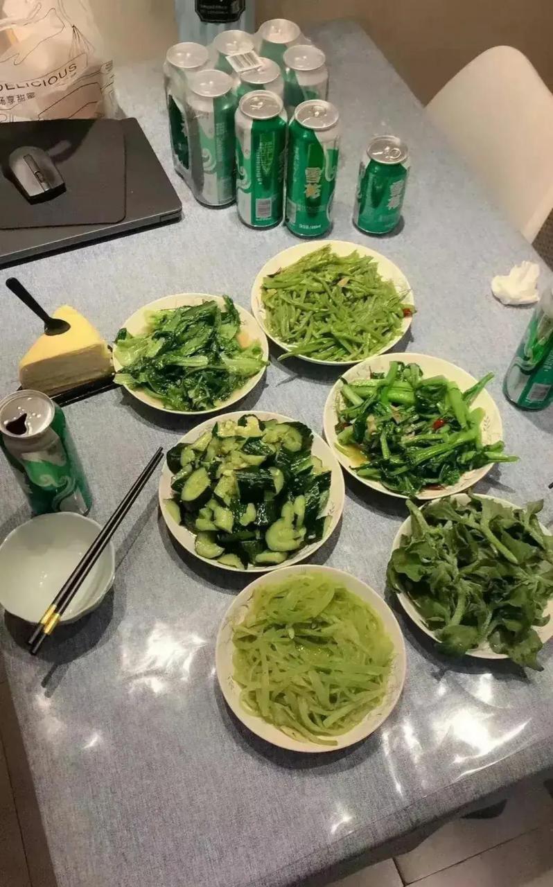 一桌子绿菜搞笑图片图片