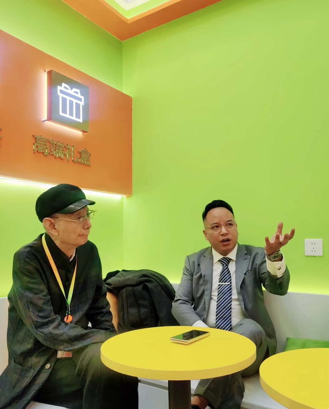 原重庆首富原力帆董事长尹明善光临遇见果之旅零零一号店指导考察