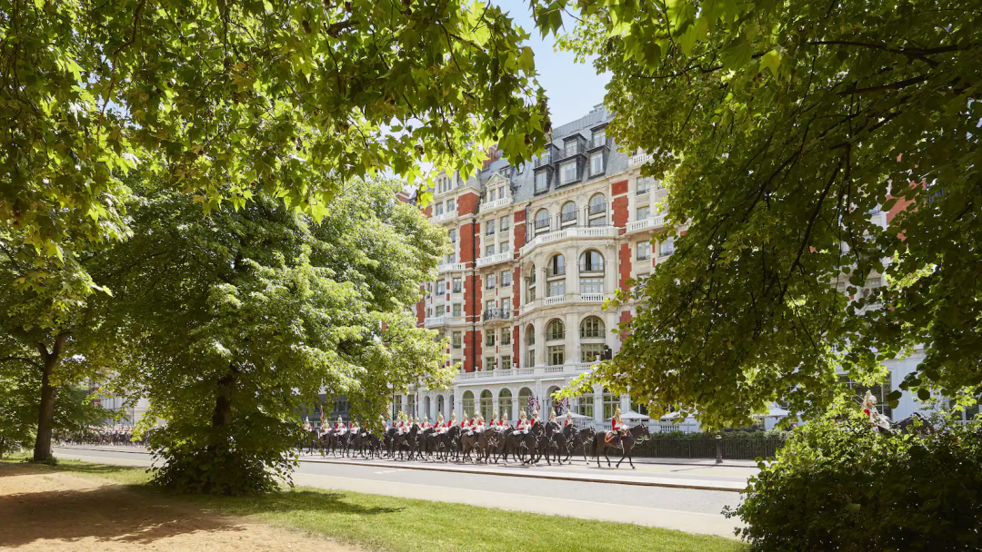 在欣赏海德公园连绵美景的同时品味美食美酒,或观赏英国皇家骑兵英姿