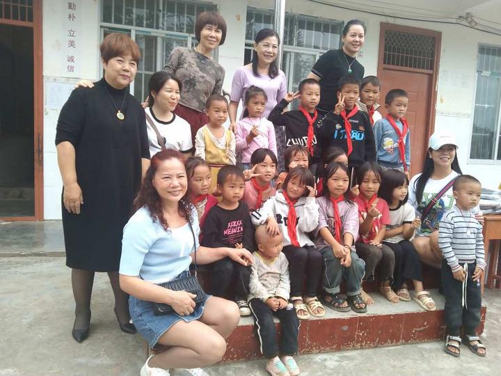 广西百色市女企业家协会赴凌云县加尤镇百陇村开展助学活动